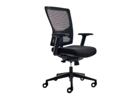 SILLA ROCADA DE OFICINA CON BRAZOS TAPIZADA EN TELA INGNIFUGA Y RESPALDO EN POLIMERO COLOR NEGRO