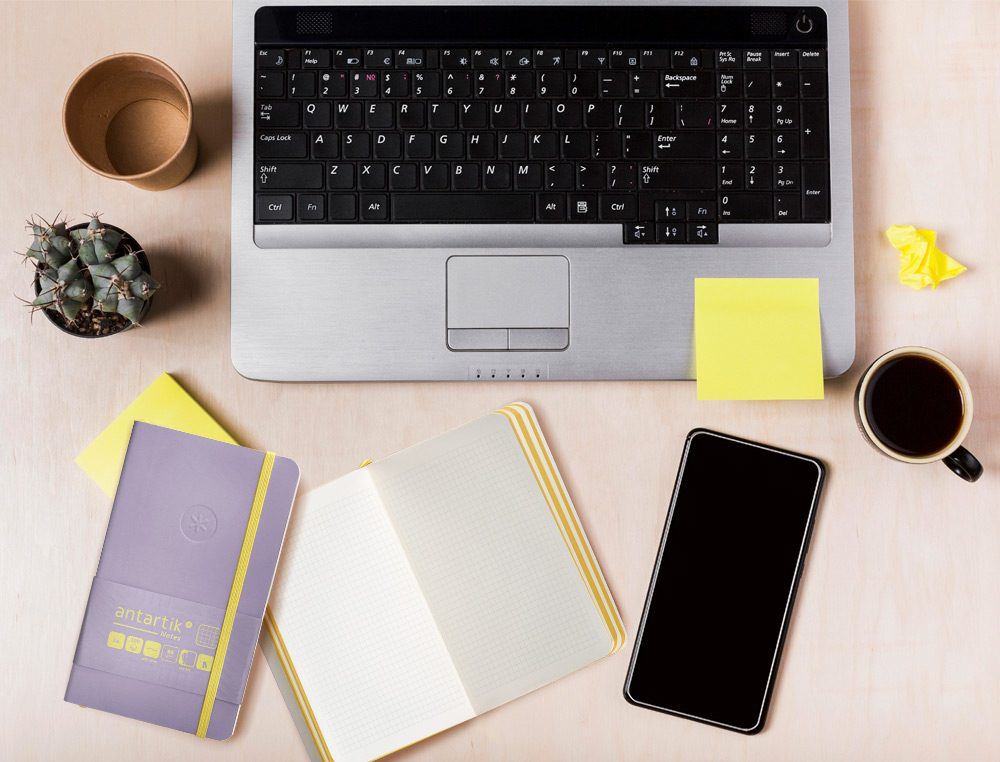 CUADERNO CON GOMILLA ANTARTIK NOTES TAPA BLANDA A6 CUADRICULA MORADO Y AMARILLO 100 HOJAS 80 GR FSC